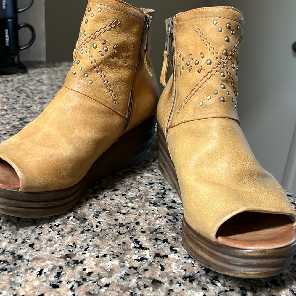 Miz Mooz Wedges
